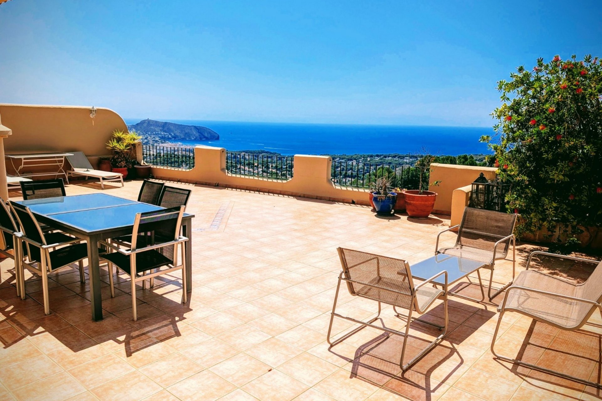 Herverkoop - Geschakelde woning -
Moraira - Benimeit