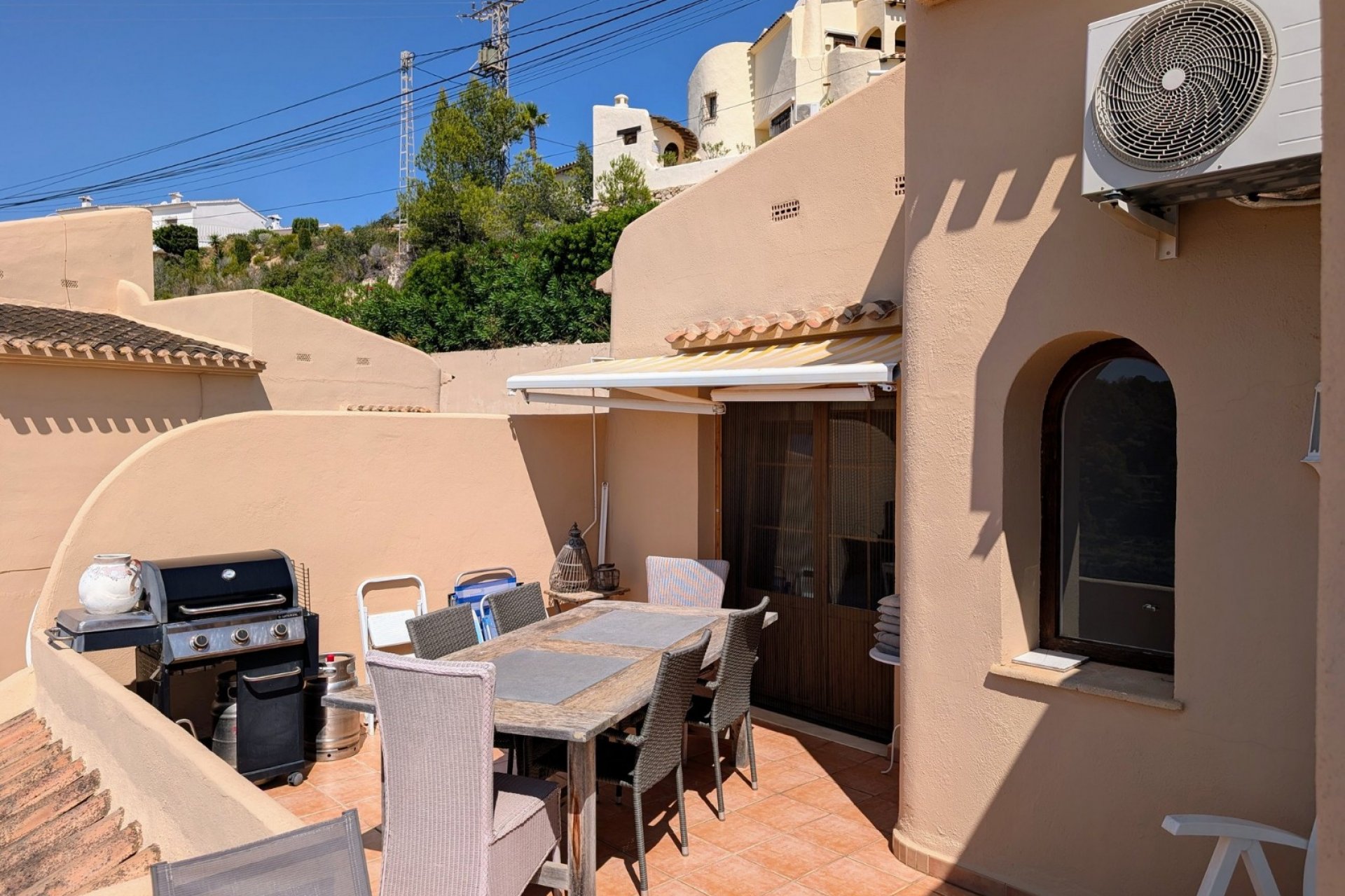 Herverkoop - Geschakelde woning -
Moraira - Benimeit