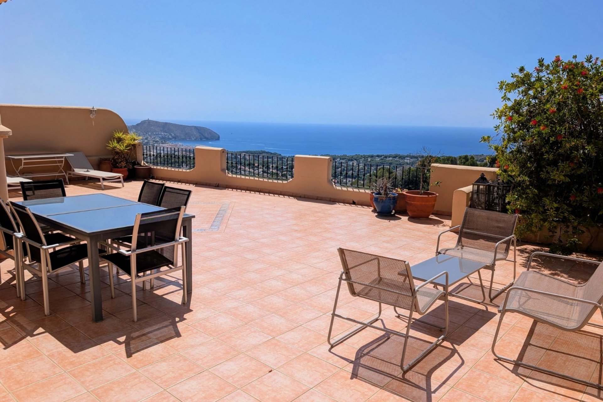 Herverkoop - Geschakelde woning -
Moraira - Benimeit