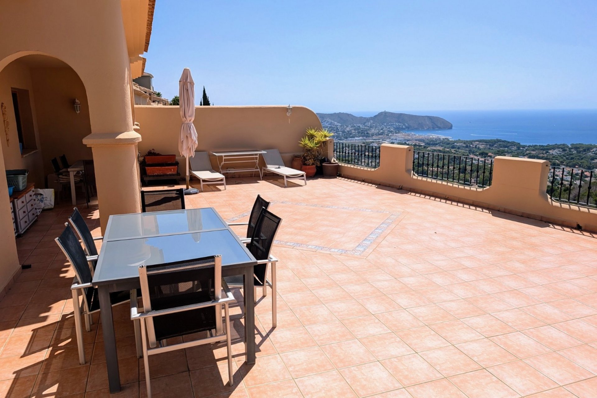 Herverkoop - Geschakelde woning -
Moraira - Benimeit