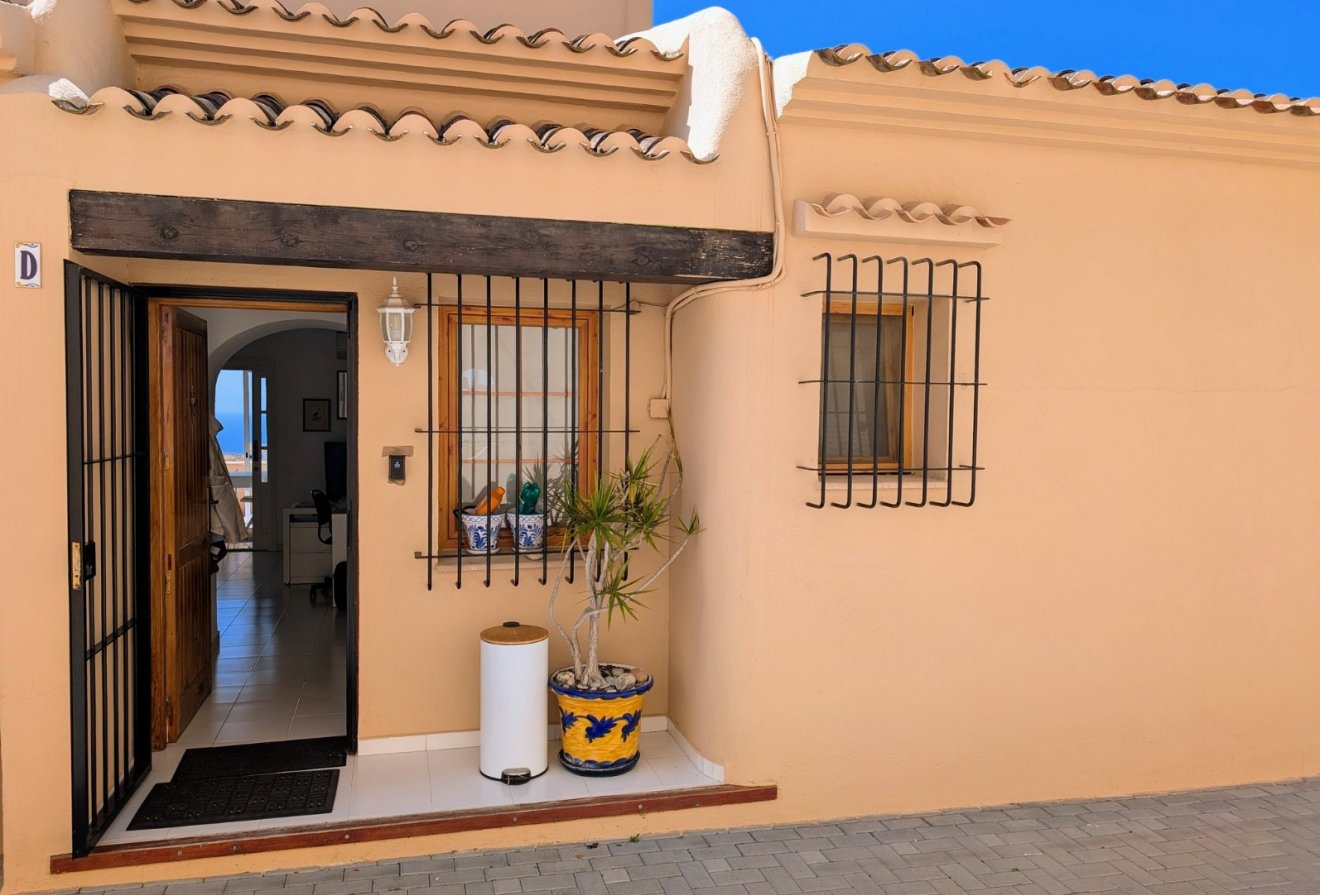 Herverkoop - Geschakelde woning -
Moraira - Benimeit