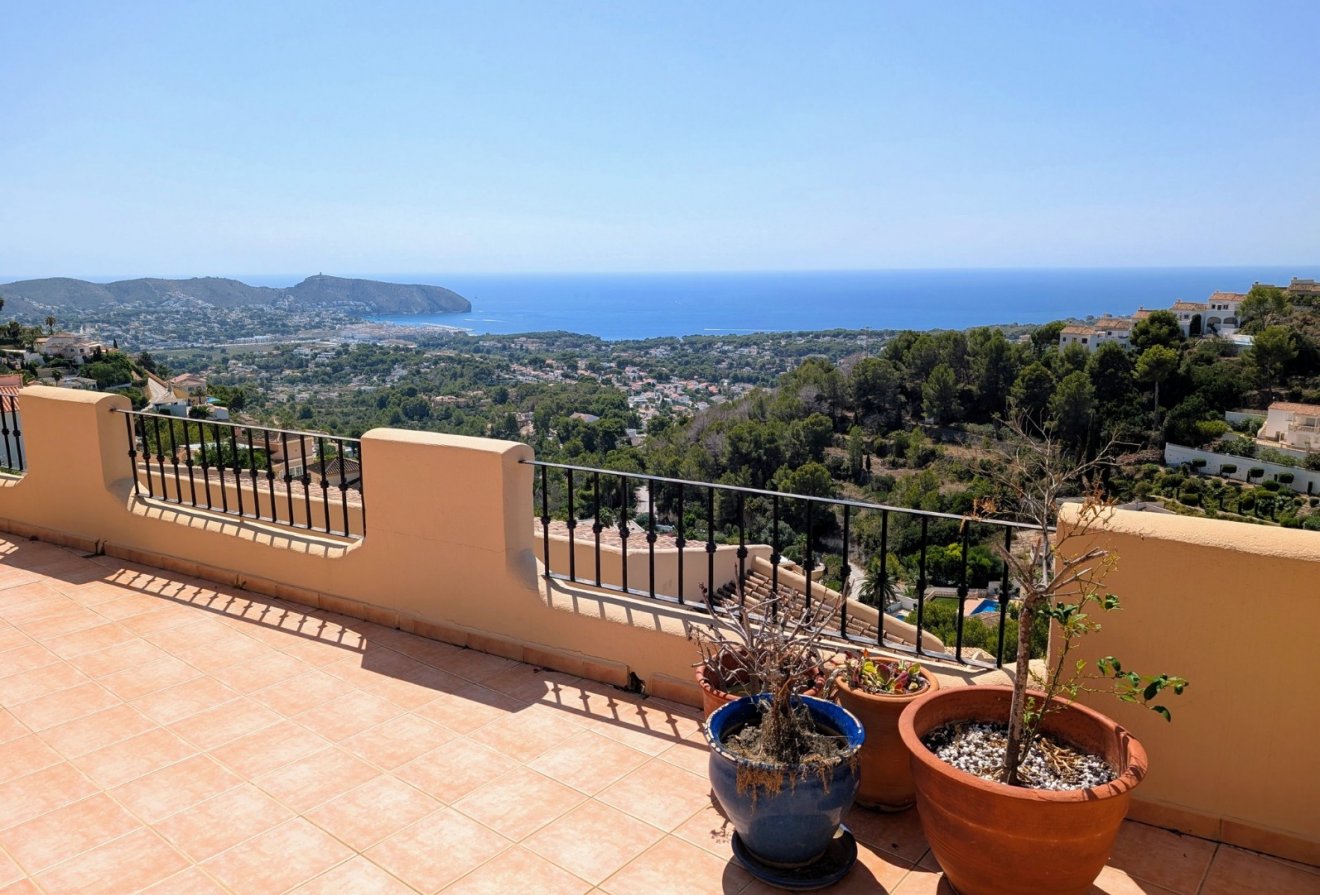Herverkoop - Geschakelde woning -
Moraira - Benimeit